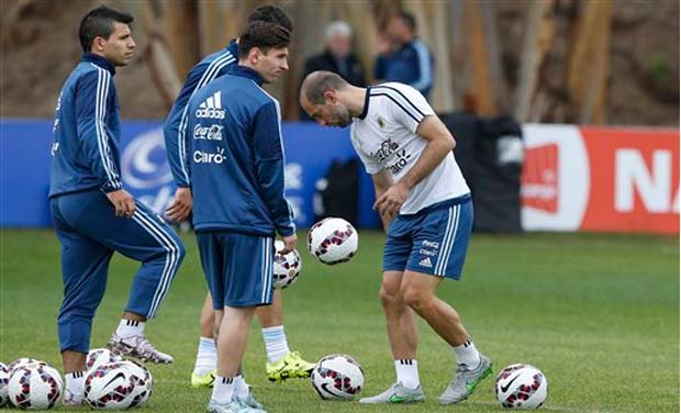 Argentina's players Lionel Messi, center, Sergio Aguero, left, and Javier Mascherano attend a training session in La Serena, Chile (Photo:AP) Argentina's players Lionel Messi, center, Sergio Aguero, left, and Javier Mascherano attend a training session in La Serena, Chile (Photo:AP)
